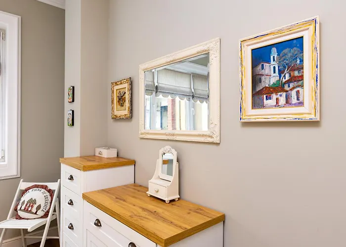 1br In The Center With Free Street Parking And Designated Workspace