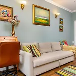 1br In The Center With Free Street Parking And Designated Workspace Апартаменты