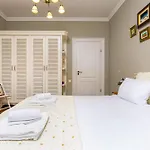 1br In The Center With Free Street Parking And Designated Workspace Апартаменты