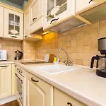 1br In The Center With Free Street Parking And Designated Workspace Апартаменты *