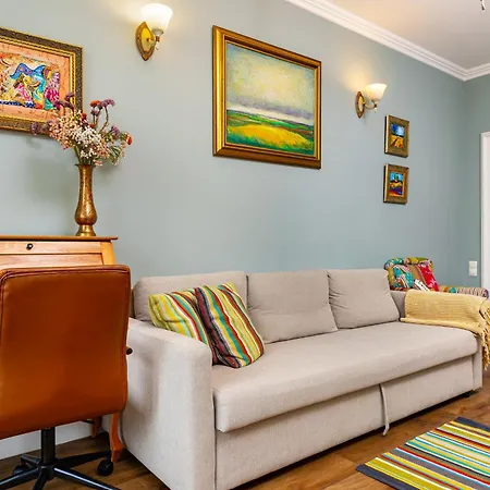 1br In The Center With Free Street Parking And Designated Workspace Apartment