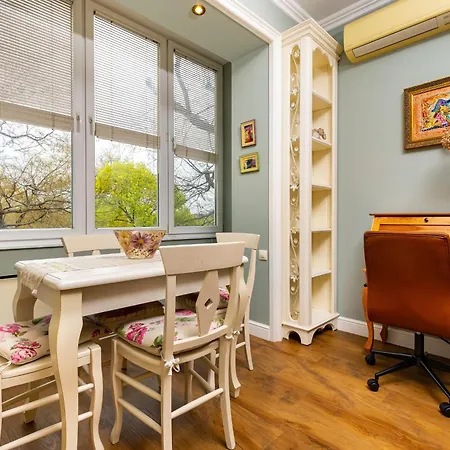 1br The Artist's Apartment, Center, Free Parking Apartment *