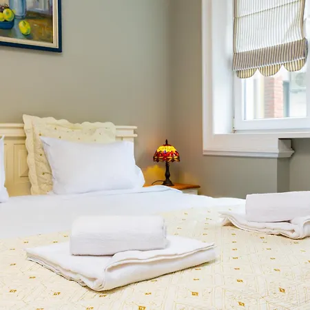 1br In The Center With Free Street Parking And Designated Workspace