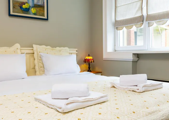 1br In The Center With Free Street Parking And Designated Workspace