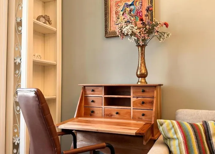 1br In The Center With Free Street Parking And Designated Workspace Apartment *